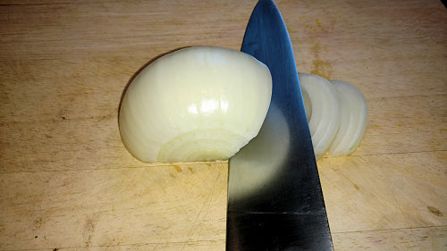 {image: slicing onion}